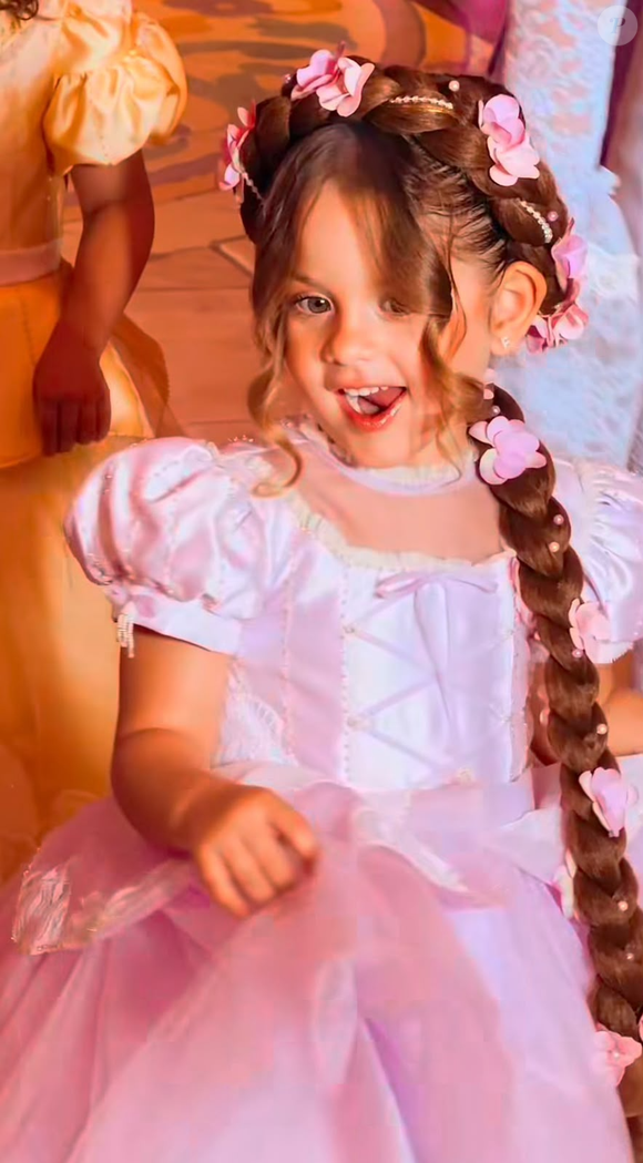 Maria Flor comemora 4 anos com festa de luxo inspirada em 'Enrolados', animação da Disney sobre a princesa Rapunzel. Filha de Virginia Fonseca e Zé Felipe, a aniversariante usou vestido lilás com saia volumosa, mangas bufantes e trança longa decorada com pequenas flores