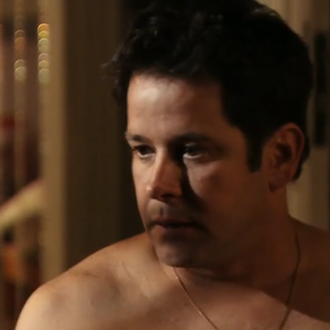 Ex-craque do Divino Futebol Clube, Tufão, personagem de Murilo Benício em 'Avenida Brasil' aparece sem camisa em cenas românticas com a Carminha (Adriana Esteves) com quem teve dois filhos adotivo Jorginho (Cauã Reymond) e Ágata (Karol Lannes)