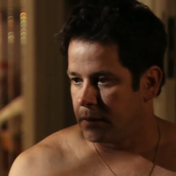 Ex-craque do Divino Futebol Clube, Tufão, personagem de Murilo Benício em 'Avenida Brasil' aparece sem camisa em cenas românticas com a Carminha (Adriana Esteves) com quem teve dois filhos adotivo Jorginho (Cauã Reymond) e Ágata (Karol Lannes)