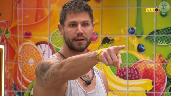 Na cozinha, Jonas foi questionado por Ana Paula e Milena e, novamente, disse ter feito o café sem querer na xepa