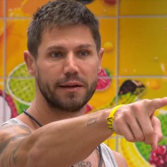 Na cozinha, Jonas foi questionado por Ana Paula e Milena e, novamente, disse ter feito o café sem querer na xepa