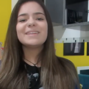 Viih Tube ainda usava seu cabelo natural, em tom castanho médio