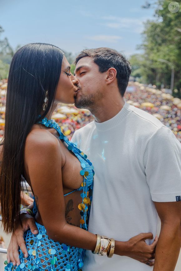 Beijos dos famosos no Carnaval 2026: Pocah e Arthur Pelágio trocaram carinhos em bloco do Rio