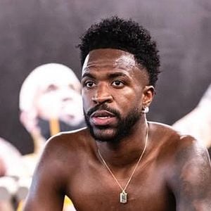 Vini Jr. foi criticado por jornal espanhol pela atuação no Real Madrid: 'O problema não é mais simplesmente voltar a marcar gols. Trata-se de recuperar a convicção com que ele encarava a bola, persistia após errar e assumia a responsabilidade'