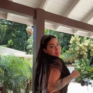 Após a confirmação do voto em Flávio Bolsonaro, MC Mirella passou a receber uma série de críticas nas redes sociais; segundo o Metrópoles, a funkeira decidiu recorrer à sua equipe jurídica diante da repercussão