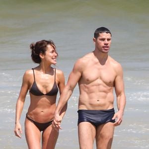 Em 2026, José Loreto, o eterno Darkson de 'Avenida Brasil', mostrou que o tempo não passou e que o shape continua em dia, ao ser flagrado com sua atual namorada, a atriz Fernanda Marques