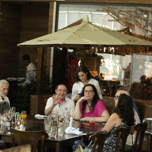 Filha de Renato Aragão, Juliana Aragão não foi vista em fotos de almoço de família e web cutucou: 'Filha Uber levou eles ao shopping'