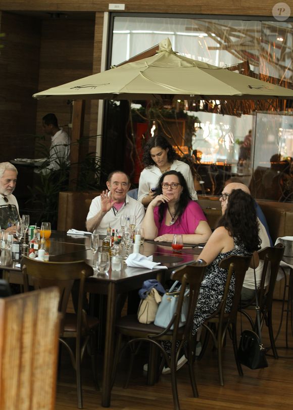 Filha de Renato Aragão, Juliana Aragão não foi vista em fotos de almoço de família e web cutucou: 'Filha Uber levou eles ao shopping'