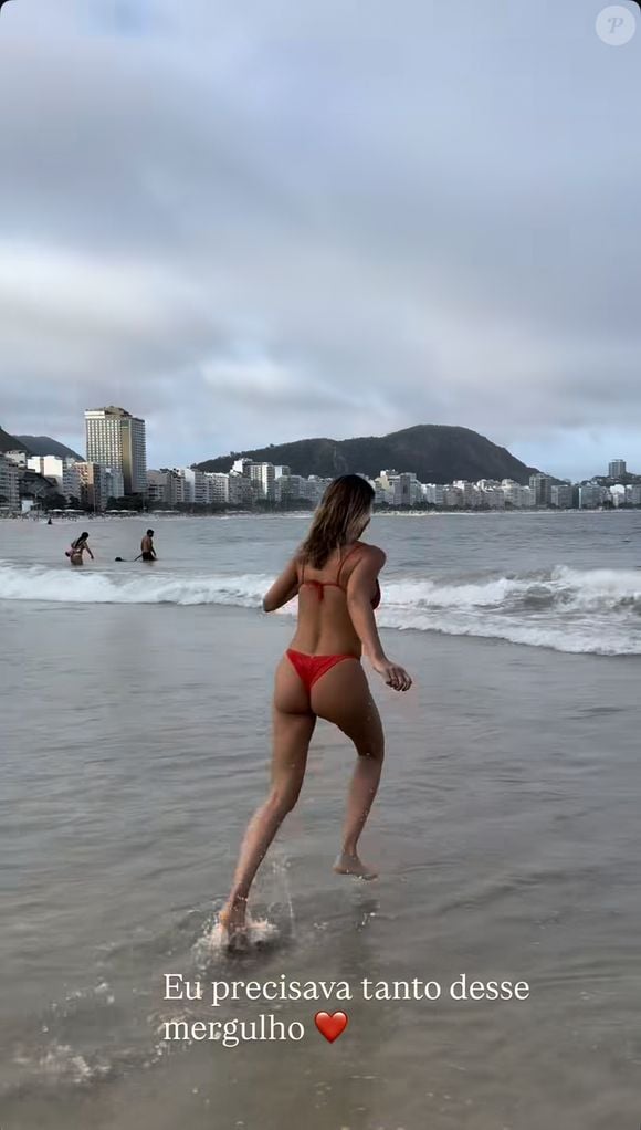 De biquíni vermelho, Ticiane Pinheiro comemorou a ida à praia em seu perfil no Instagram: ‘Eu precisava tanto desse mergulho’