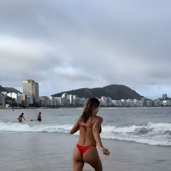 De biquíni vermelho, Ticiane Pinheiro comemorou a ida à praia em seu perfil no Instagram: ‘Eu precisava tanto desse mergulho’
