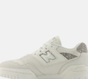 Versátil e atemporal, o New Balance 550 conquista espaço no guarda-roupa feminino por combinar com saia, vestido, alfaiataria e jeans