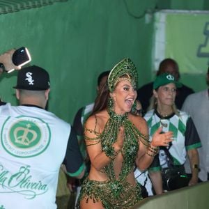 Paolla Oliveira chegou na quadra de Imperatriz Leopoldinense sob euforia dos fãs admiradores presentes
