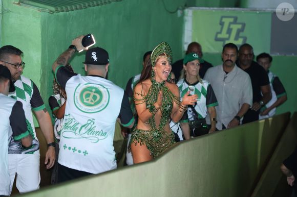 Paolla Oliveira chegou na quadra de Imperatriz Leopoldinense sob euforia dos fãs admiradores presentes
