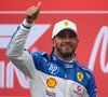 Reconhecido mundialmente como um dos maiores nomes da Fórmula 1, Lewis Hamilton não se destaca apenas nas pistas.