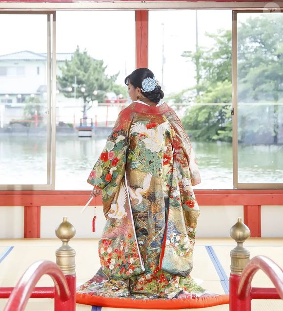Anjou é francesa, mas vive no Japão e realizou uma cerimônia de casamento xintoísta com um 'morador 'local': ele não é uma pessoa real, mas uma representação de Katsuki, um personagem de mangá