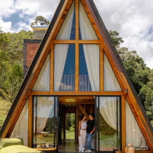 Bruno, de 39 anos, celebra essa nova fase ao lado da esposa, a atriz Yanna Lavigne, e das filhas Madalena, de 8 anos, e Amélia, de 3.