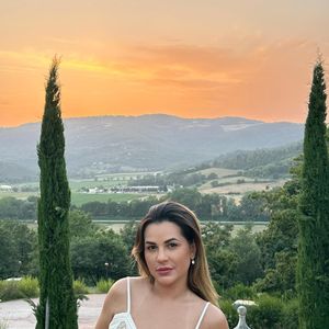 Deolane Bezerra também tem mastopexia, um procedimento realizado nos seios