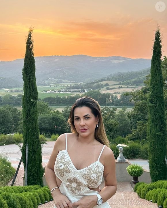 Deolane Bezerra também tem mastopexia, um procedimento realizado nos seios