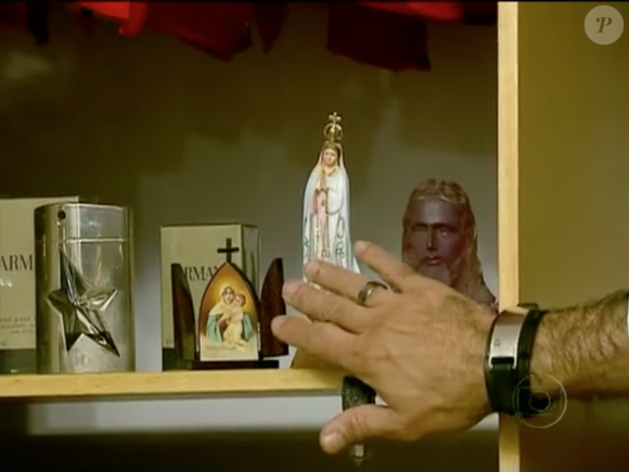 Elymar Santos também mantinha imagens religiosas em um canto do closet