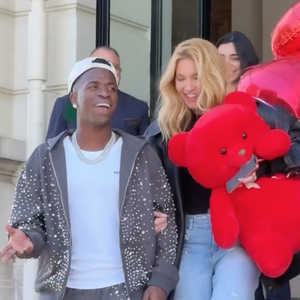 Envergonhado e discreto, Vini Jr. pediu para que os amigos parassem de gritar enquanto eles saíam do prédio