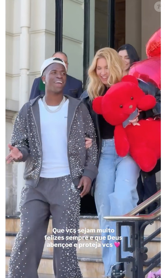 Envergonhado e discreto, Vini Jr. pediu para que os amigos parassem de gritar enquanto eles saíam do prédio