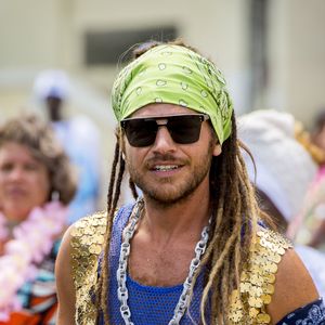 Emílio Dantas, o Beto Falcão, da novela 'Segundo Sol', critica sua participação na novela. "Foi muito errado eu ter feito o Beto Falcão. Jamais deveria ter aceitado esse papel. Não por conta do autor ou da empresa. É que não condiz com a realidade. "