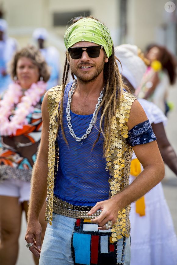 Emílio Dantas, o Beto Falcão, da novela 'Segundo Sol', critica sua participação na novela. "Foi muito errado eu ter feito o Beto Falcão. Jamais deveria ter aceitado esse papel. Não por conta do autor ou da empresa. É que não condiz com a realidade. "