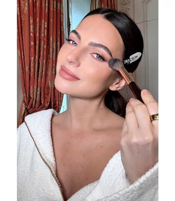 Make básica de Kelly Piquet envolve base, blush, sérum e creme para as olheiras