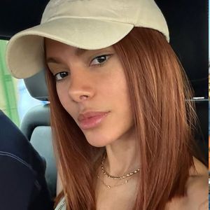 'Irreconhecível': Anitta abre álbum de fotos com selfies e nova aparência após procedimento estético volta a viralizar nos comentários