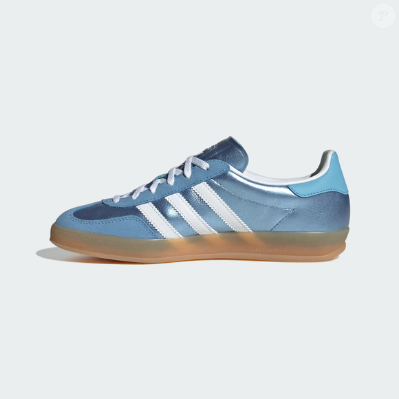 Dos jorts aos vestidos, o Adidas Gazelle Indoor Aquamarine mostra que um tênis retrô também pode ser versátil e elevar os looks da temporada