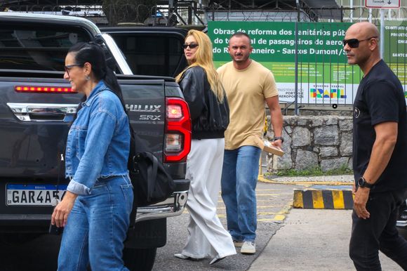 Combinando itens clássicos, contraste de preto e branco e um acessório icônico, Virginia entrega um look que une simplicidade intencional e luxo absoluto