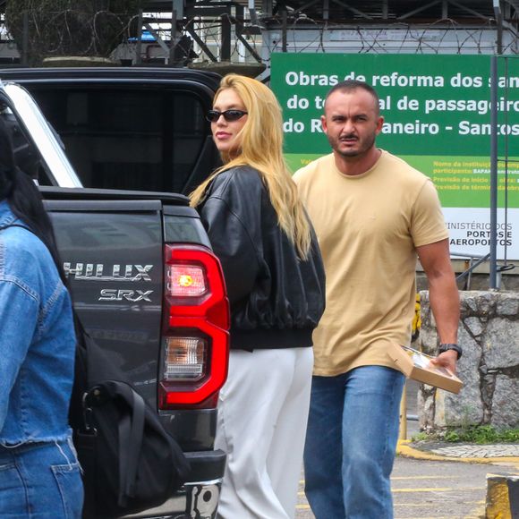 Combinando itens clássicos, contraste de preto e branco e um acessório icônico, Virginia entrega um look que une simplicidade intencional e luxo absoluto