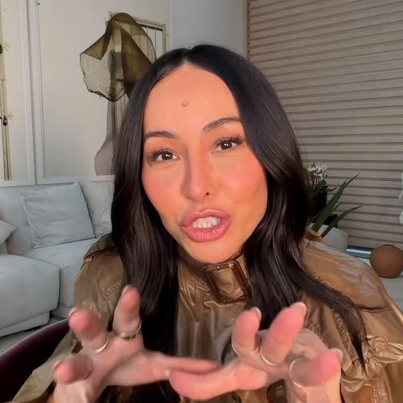 A própria Sabrina Sato também aparece na coleção que carrega consigo: a fragrância desenvolvida em parceria com a Jequiti. Ela contou que tentou criar um perfume que tivesse "um pouco de todos" os aromas que costuma usar