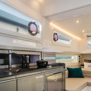 Cabine da lancha de Gisele Bündchen aposta em conforto, com estofados personalizados e layout funcional