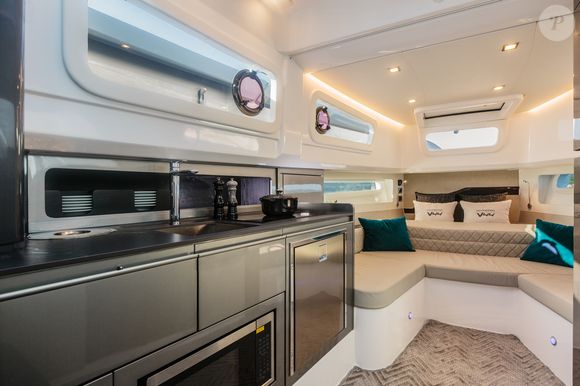 Cabine da lancha de Gisele Bündchen aposta em conforto, com estofados personalizados e layout funcional