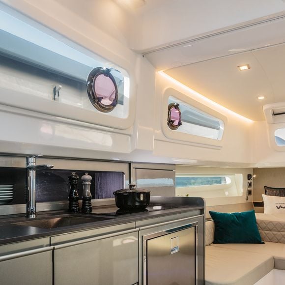 Cabine da lancha de Gisele Bündchen aposta em conforto, com estofados personalizados e layout funcional