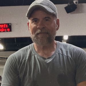 Visual grisalho de Leandro Hassum tem gerado elogios ao ator de 51 anos