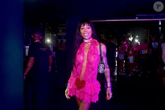 Maya Massafera apostou em um vestido de renda pink ultra ousado.