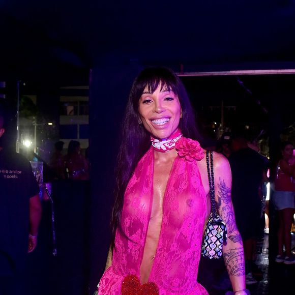 Maya Massafera apostou em um vestido de renda pink ultra ousado.