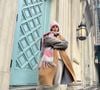 Bruna Marquezine já usou trench coat, um típico casaco alongado, além de cachecol e gorro - peças que valem à pena apostar no inverno.