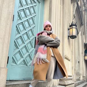 Bruna Marquezine já usou trench coat, um típico casaco alongado, além de cachecol e gorro - peças que valem à pena apostar no inverno.