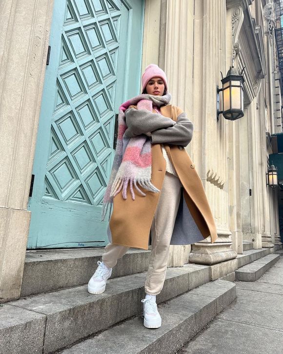 Bruna Marquezine já usou trench coat, um típico casaco alongado, além de cachecol e gorro - peças que valem à pena apostar no inverno.