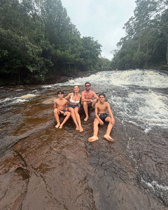 Juliana Paes curte cachoeira com filhos e marido