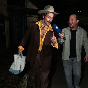 Chay Suede: com o charme caricato de Senhorzinho Malta (Roque Santeiro), Chay vestiu um terno marrom elegante sobre uma camisa amarela viva de gola aberta e um lenço estampado no pescoço. O visual é finalizado com o icônico chapéu de aba larga, bigode marcante e uma sobreposição de relógios e pulseiras douradas no pulso