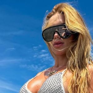 Virgínia Fonseca exibe corpo definido em fotos de biquíni, mas umbigo vira alvo de críticas na web