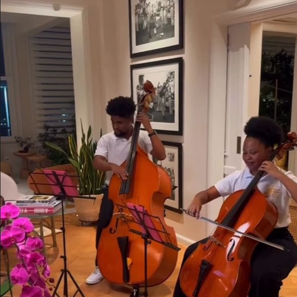 Lázaro Ramos convidou músicos da Orquestra da Maré para tocarem em sua boda com Taís Araújo