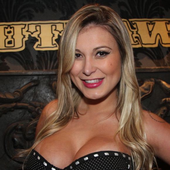 Andressa Urach, internada, se envolveu na treta entre Jojo Todynho e Cariúcha, defendeu o SUS e afirmou dever sua vida ao sistema único de saúde, durante internação em 2014