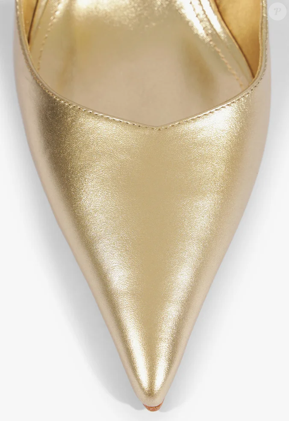 Com bico fino e recorte em V, slingback da Schutz lembra o estilo clássico e versátil de Lady Diana