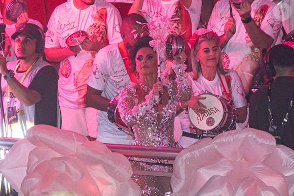 Viviane Araujo tocou tamborim em noite de samba e de pré-carnaval 2026 do Salgueiro