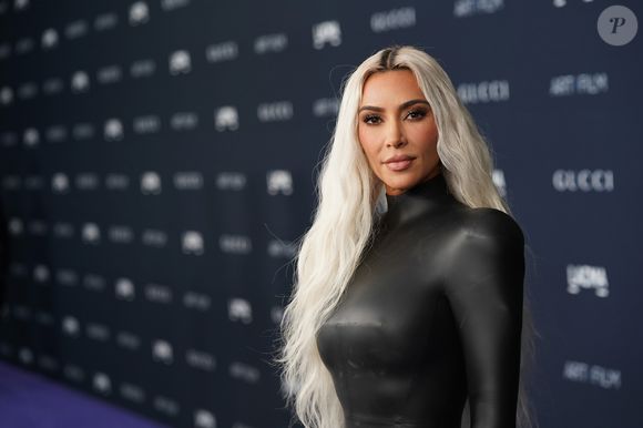 2022: loira novamente, Kim Kardashian virou assunto por um cabelo extremamente platinado